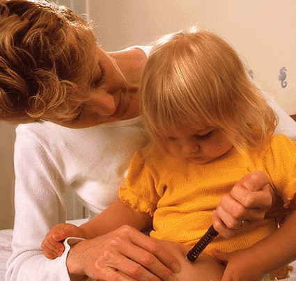 Imagen: Una madre les está colocando una inyección a una joven con diabetes  (Fotografía cortesía de Saturn Stills / SPL).